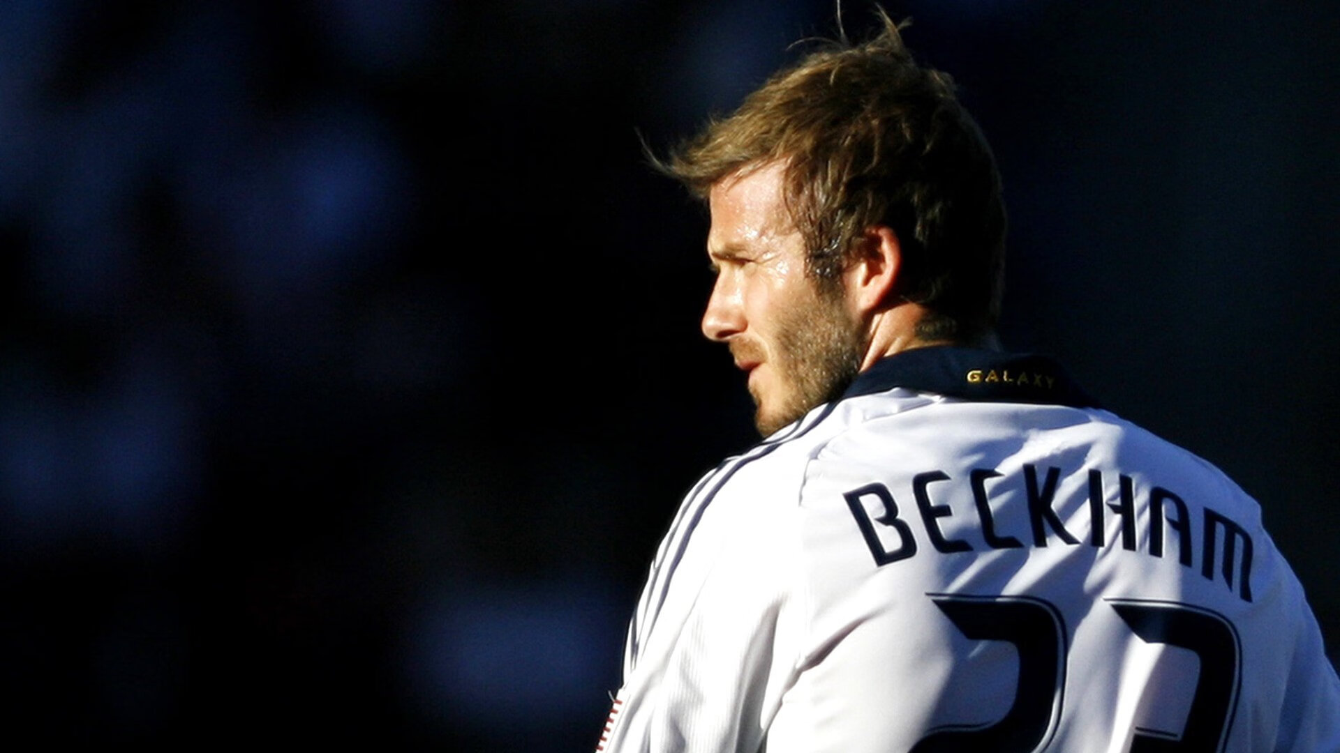 引擎轰鸣与城市霓虹，霍勒迪在F1街道赛之夜的炽热统治