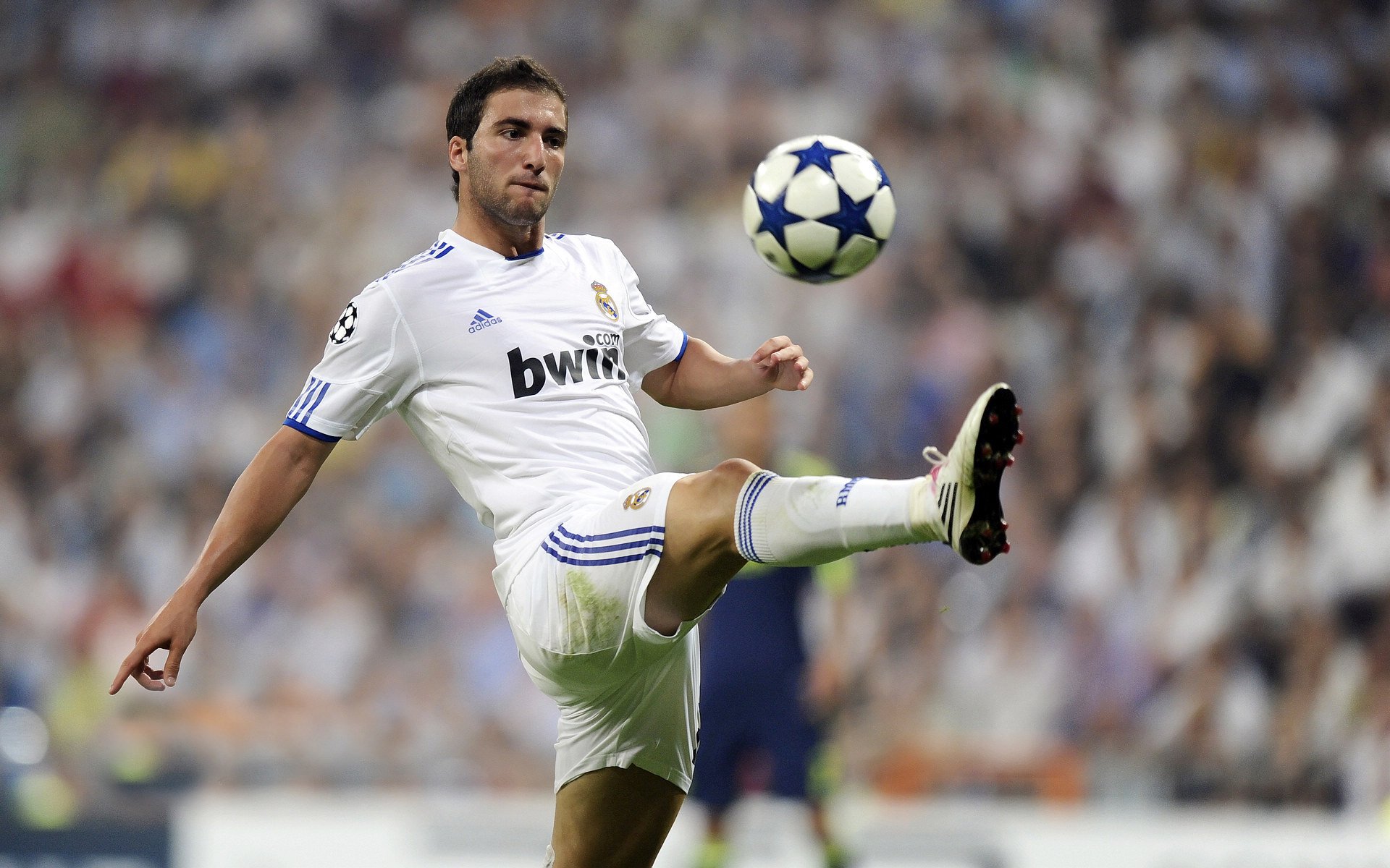 布伦森爆发，深圳队连续得分压制勇士，一场跨越时空的篮球对话